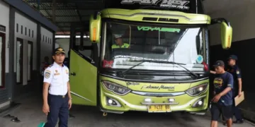 Tim Satlantas Polres Kendal memeriksa kelaikan kendaraan angkutan umum dalam rangkaian operasi patuh candi di depan Polsek Kota Kendal, Senin, 26 Oktober 2026. (dok for Lingkarjateng.id)