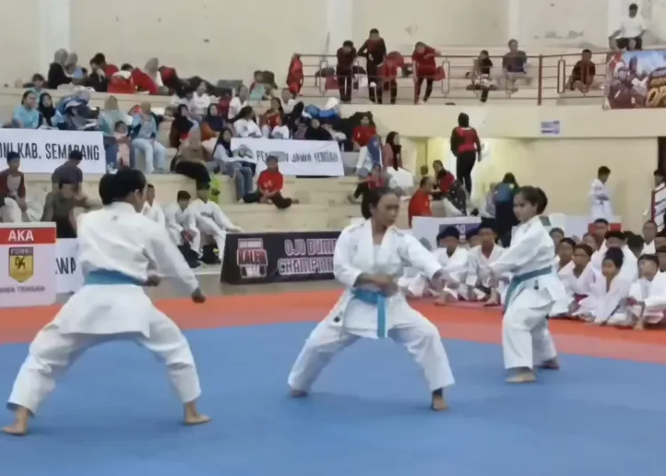 Kejuaraan Terbuka Karate Pelajar Kabupaten Semarang I di Gedung Serbaguna Pandanaran Wujil, di Kecamatan Bergas, Kabupaten Semarang. Foto: Lingkar Network/Hesty