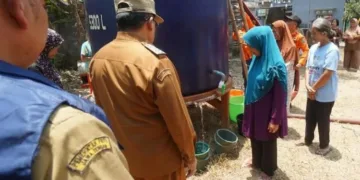 Sejumlah warga Druju, Kelurahan Sidorejo Kidul, Kecamatan Tingkir, Kota Salatiga antre mengambil air bersih di tandon yang disediakan BPBD, Selasa, 13 Oktober 2026. (Prokompim Setda Salatiga/Lingkarjateng.id)