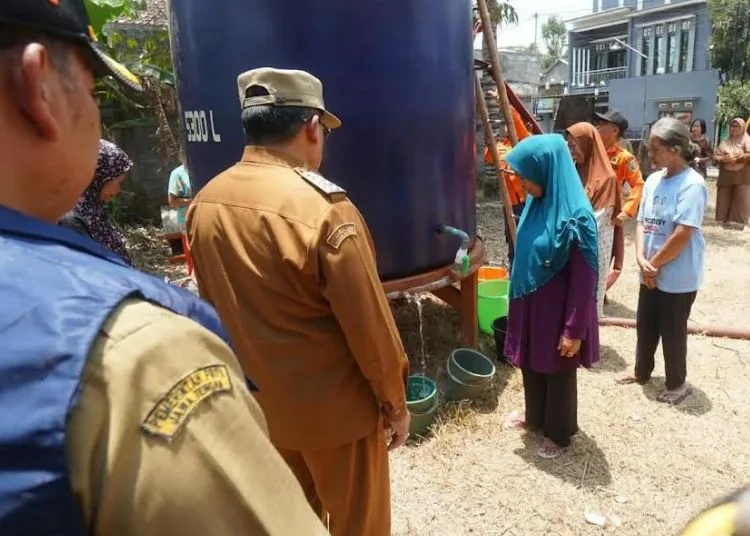 Sejumlah warga Druju, Kelurahan Sidorejo Kidul, Kecamatan Tingkir, Kota Salatiga antre mengambil air bersih di tandon yang disediakan BPBD, Selasa, 13 Oktober 2026. (Prokompim Setda Salatiga/Lingkarjateng.id)