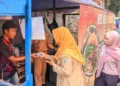 Petugas Dinas Perdagangan Kota Salatiga mendata PKL yang berjualan di daerah larangan di Sidorejo, baru-baru ini. (Dok Dinas Perdagangan/Lingkarjateng.id)