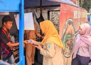 Petugas Dinas Perdagangan Kota Salatiga mendata PKL yang berjualan di daerah larangan di Sidorejo, baru-baru ini. (Dok Dinas Perdagangan/Lingkarjateng.id)