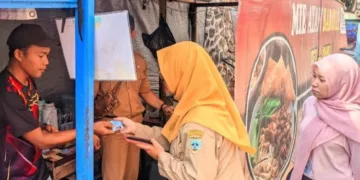 Petugas Dinas Perdagangan Kota Salatiga mendata PKL yang berjualan di daerah larangan di Sidorejo, baru-baru ini. (Dok Dinas Perdagangan/Lingkarjateng.id)