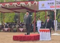 Sekda Kabupaten Pekalongan, M. Yulian Akbar, menjadi inspektur upacara peringatan Hari Sumpah Pemuda ke-98 di Lapangan Setda Kabupaten Pekalongan, Rabu, 28 Oktober 2026. (Fahri Alakbar/Lingkarjateng.id)