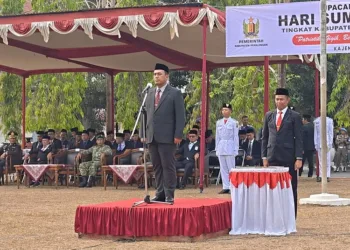 Sekda Kabupaten Pekalongan, M. Yulian Akbar, menjadi inspektur upacara peringatan Hari Sumpah Pemuda ke-98 di Lapangan Setda Kabupaten Pekalongan, Rabu, 28 Oktober 2026. (Fahri Alakbar/Lingkarjateng.id)
