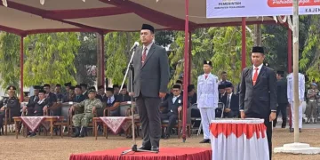 Sekda Kabupaten Pekalongan, M. Yulian Akbar, menjadi inspektur upacara peringatan Hari Sumpah Pemuda ke-98 di Lapangan Setda Kabupaten Pekalongan, Rabu, 28 Oktober 2026. (Fahri Alakbar/Lingkarjateng.id)