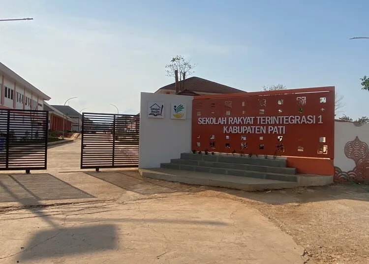 Gerbang masuk Sekolah Rakyat Terintegrasi I Tlogowungu, Kabupaten Pati, Rabu, 7 Oktober 2026. (Mohammad Fahtur Rohman/Lingkarjateng.id)