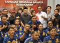 Ketua DPC PDI Perjuangan Kota Semarang, Endro Dwi Cahyono foto bersama personil Pemadam Kebakaran Kota Semarang dalam acara di Tuntrum Resto Semarang, Rabu malam, 28 Oktober 2026. (Rizky Syahrul/Lingkarjateng.id)
