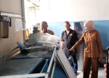 Bupati Kendal, Dyah Kartika Permanasari (kanan), inspeksi mendadak kondisi salah satu dapur Satuan Pelayanan Pemenuhan Gizi (SPPG) di Kabupaten Kendal pada Senin, 12 September 2026. (Anik Kustiani/Lingkarjateng.id)