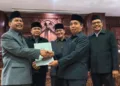 Bupati Rembang, Harno (kiri), serah terima dokumen persetujuan Raperda tentang Perubahan APBD 2026 dalam Rapat Paripurna DPRD Kabupaten Rembang di gedung dewan setempat pada Rabu, 30 September 2026. (Vicky Rio/Lingkarjateng.id)