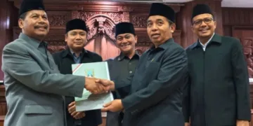 Bupati Rembang, Harno (kiri), serah terima dokumen persetujuan Raperda tentang Perubahan APBD 2026 dalam Rapat Paripurna DPRD Kabupaten Rembang di gedung dewan setempat pada Rabu, 30 September 2026. (Vicky Rio/Lingkarjateng.id)