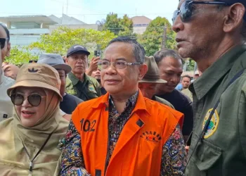 Bupati Pati nonaktif Sudewo menemui para simpatisannya usai mengikuti sidang pembacaan replik JPU KPK di PN Tipikor Semarang, Rabu, 7 Oktober 2026. (Rizky Syahrul Al-Fath/Lingkarjateng.id)