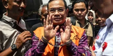 Bupati Pati nonaktif Sudewo berjalan menuju mobil tahanan usai mengikuti sidang pembacaan tuntutan di Pengadilan Tipikor Semarang, Senin, 21 September 2026 lalu. (Antara/Lingkarjateng.id)