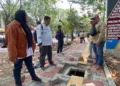 Kementerian Pekerjaan Umum (PU) melalui Pejabat Pembuat Komitmen (PPK) dari Balai Penataan Bangunan, Permukiman, dan Kawasan, Dika Dwi Angga, memonitor pelaksanaan perbaikan trotoar Jalan Sudirman, Kabupaten Pati pada Kamis, 8 Oktober 2026. (Fahtur Rohman/Lingkarjateng.id)