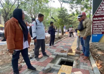 Kementerian Pekerjaan Umum (PU) melalui Pejabat Pembuat Komitmen (PPK) dari Balai Penataan Bangunan, Permukiman, dan Kawasan, Dika Dwi Angga, memonitor pelaksanaan perbaikan trotoar Jalan Sudirman, Kabupaten Pati pada Kamis, 8 Oktober 2026. (Fahtur Rohman/Lingkarjateng.id)