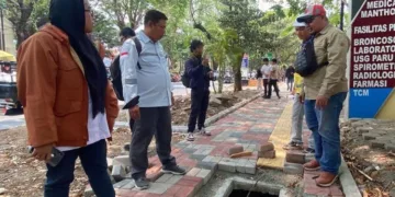 Kementerian Pekerjaan Umum (PU) melalui Pejabat Pembuat Komitmen (PPK) dari Balai Penataan Bangunan, Permukiman, dan Kawasan, Dika Dwi Angga, memonitor pelaksanaan perbaikan trotoar Jalan Sudirman, Kabupaten Pati pada Kamis, 8 Oktober 2026. (Fahtur Rohman/Lingkarjateng.id)