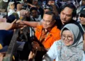 Bupati Pati nonaktif Sudewo menemui para simpatisannya usai menjalani sidang pledoi hampir 13 jam di PN Tipikor Semarang, Senin, 5 Oktober 2026. (Rizky Syahrul Al-Fath/Lingkarjateng.id)