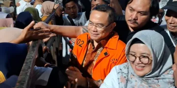 Bupati Pati nonaktif Sudewo menemui para simpatisannya usai menjalani sidang pledoi hampir 13 jam di PN Tipikor Semarang, Senin, 5 Oktober 2026. (Rizky Syahrul Al-Fath/Lingkarjateng.id)