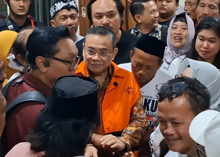 Bupati Pati nonaktif Sudewo menemui para simpatisannya usai menjalani sidang pembacaan pledoi di Pengadilan Negeri Tipikor Semarang, Senin, 5 Oktober 2026. (Lingkarjateng.id)