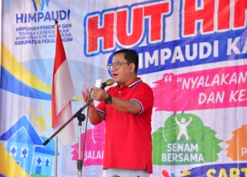 Plt Bupati Pekalongan, Sukirman, memberi sambutan dalam puncak HUT ke-21 HIMPAUDI Kabupaten Pekalongan di Lapangan Belakang Kantor Setda Kabupaten Pekalongan, Sabtu, 10 Oktober 2026. (Humas Pemkab Pekalongan/Lingkarjateng.id)