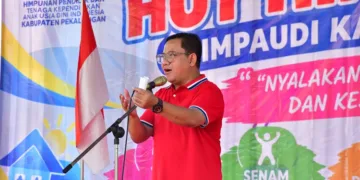 Plt Bupati Pekalongan, Sukirman, memberi sambutan dalam puncak HUT ke-21 HIMPAUDI Kabupaten Pekalongan di Lapangan Belakang Kantor Setda Kabupaten Pekalongan, Sabtu, 10 Oktober 2026. (Humas Pemkab Pekalongan/Lingkarjateng.id)