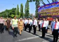 Plt Bupati Pekalongan, Sukirman, meninjau kesiapan personel pengamanan Pilkades dalam apel gelar pasukan operasi aman desa di Jalan Mandurorejo, Kecamatan Kajen, Kabupaten Pekalongan, Senin, 19 Oktober 2026. (Humas Pemkab Pekalongan/Lingkarjateng.id)