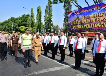 Plt Bupati Pekalongan, Sukirman, meninjau kesiapan personel pengamanan Pilkades dalam apel gelar pasukan operasi aman desa di Jalan Mandurorejo, Kecamatan Kajen, Kabupaten Pekalongan, Senin, 19 Oktober 2026. (Humas Pemkab Pekalongan/Lingkarjateng.id)