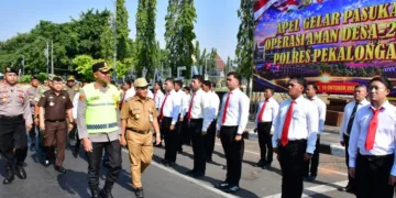 Plt Bupati Pekalongan, Sukirman, meninjau kesiapan personel pengamanan Pilkades dalam apel gelar pasukan operasi aman desa di Jalan Mandurorejo, Kecamatan Kajen, Kabupaten Pekalongan, Senin, 19 Oktober 2026. (Humas Pemkab Pekalongan/Lingkarjateng.id)