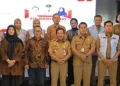 Plt Bupati Pekalongan, Sukirman (depan tengah), bersama jajaran KPK RI dan pejabat Pemkab Pekalongan berfoto bersama usai kegiatan edukasi integritas dan gratifikasi di Aula Lantai I Setda Kabupaten Pekalongan, Selasa, 20 Oktober 2026. (Fahri Alakbar/Lingkarjateng.id)