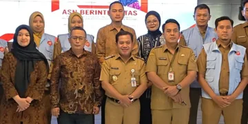 Plt Bupati Pekalongan, Sukirman (depan tengah), bersama jajaran KPK RI dan pejabat Pemkab Pekalongan berfoto bersama usai kegiatan edukasi integritas dan gratifikasi di Aula Lantai I Setda Kabupaten Pekalongan, Selasa, 20 Oktober 2026. (Fahri Alakbar/Lingkarjateng.id)