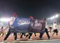 Kontingen Kabupaten Jepara membentangkan spanduk bela sungkawa untuk Syabilla Rizkia Putri Raharja saat pembukaan Porprov Jateng di Semarang, Minggu, 25 Oktober 2026. (Antara/Lingkarjateng.id)