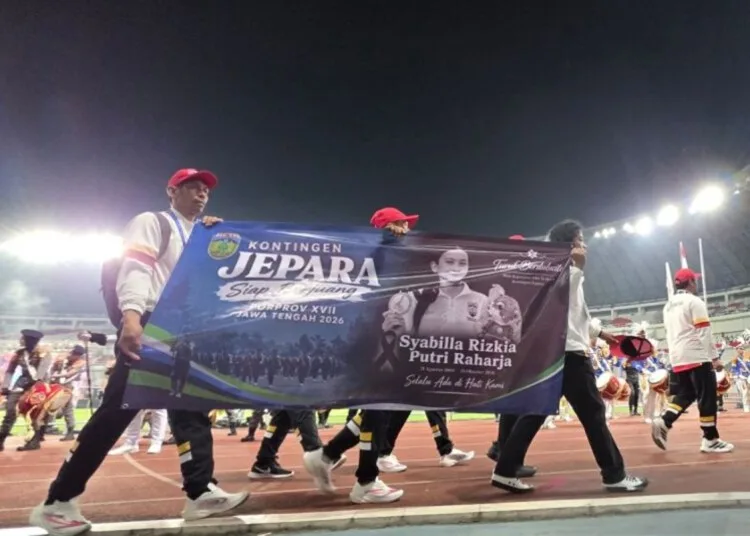 Kontingen Kabupaten Jepara membentangkan spanduk bela sungkawa untuk Syabilla Rizkia Putri Raharja saat pembukaan Porprov Jateng di Semarang, Minggu, 25 Oktober 2026. (Antara/Lingkarjateng.id)