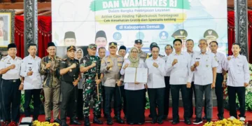Wamendagri Ahmad Wiyagus dan Wamenkes Benyamin Paulus Oktavianus meninjau layanan ACF TBC yang terintegrasi dengan CKG dan Speling di Pendopo Kabupaten Demak, Rabu, 14 Oktober 2026. (Humas Pemprov Jateng/Lingkarjateng.id)
