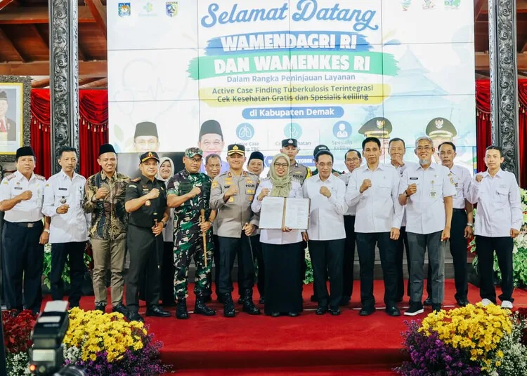 Wamendagri Ahmad Wiyagus dan Wamenkes Benyamin Paulus Oktavianus meninjau layanan ACF TBC yang terintegrasi dengan CKG dan Speling di Pendopo Kabupaten Demak, Rabu, 14 Oktober 2026. (Humas Pemprov Jateng/Lingkarjateng.id)