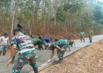 Personel TNI mengerjakan pembangunan jalan penghubung Desa Sembung menuju KITB, Minggu, 25 Oktober 2026. (Humas Pemkab Batang/Lingkarjateng.id)