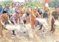 Plt Bupati Pekalongan Sukirman (ketiga kanan) bersama jajaran TNI dan unsur terkait mengikuti pembukaan TMMD Sengkuyung IV tahun anggaran 2026 di Desa Jrebengkembang, Kecamatan Karangdadap, Kabupaten Pekalongan, Selasa, 13 Oktober 2026. (Fahri Akbar/Lingkarjateng.id)