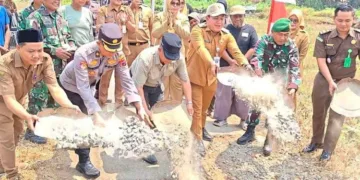 Plt Bupati Pekalongan Sukirman (ketiga kanan) bersama jajaran TNI dan unsur terkait mengikuti pembukaan TMMD Sengkuyung IV tahun anggaran 2026 di Desa Jrebengkembang, Kecamatan Karangdadap, Kabupaten Pekalongan, Selasa, 13 Oktober 2026. (Fahri Akbar/Lingkarjateng.id)