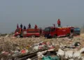 Petugas Damkar melakukan pemadaman api di TPA Landoh, Kecamatan Sulang, Kabupaten Rembang, Kamis, 1 Oktober 2026. (Vicky Rio/Lingkarjateng.id)