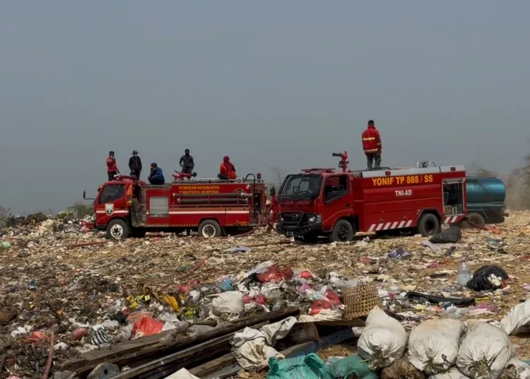 Petugas Damkar melakukan pemadaman api di TPA Landoh, Kecamatan Sulang, Kabupaten Rembang, Kamis, 1 Oktober 2026. (Vicky Rio/Lingkarjateng.id)