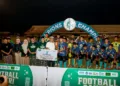 Wakil Gubernur Jawa Tengah, Taj Yasin Maimoen, menyerahkan piala dan hadiah uang kepada pemain PP Darul Amanah Kendal yang menjuarai Football Santri di Kabupaten Kendal, Kamis, 22 Oktober 2026. (Humas Pemprov Jateng/Lingkarjateng.id)