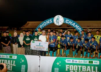 Wakil Gubernur Jawa Tengah, Taj Yasin Maimoen, menyerahkan piala dan hadiah uang kepada pemain PP Darul Amanah Kendal yang menjuarai Football Santri di Kabupaten Kendal, Kamis, 22 Oktober 2026. (Humas Pemprov Jateng/Lingkarjateng.id)