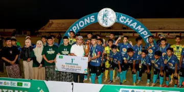 Wakil Gubernur Jawa Tengah, Taj Yasin Maimoen, menyerahkan piala dan hadiah uang kepada pemain PP Darul Amanah Kendal yang menjuarai Football Santri di Kabupaten Kendal, Kamis, 22 Oktober 2026. (Humas Pemprov Jateng/Lingkarjateng.id)
