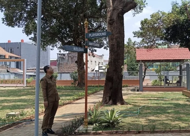 Bupati Kudus, Sam’ani Intakoris, meninjau langsung perkembangan pembangunan taman belakang Pendopo Kudus yang disiapkan menjadi taman eduwisata, Senin, 19 Oktober 2026. (Nisa Hafidzotus S./Lingkarjateng.id)