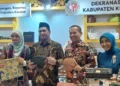 Wakil Gubernur Jawa Tengah, Taj Yasin Maimoen (kedua kiri), didampingi Ketua Dekranasda Provinsi Jawa Tengah, Nawal Nur A (kiri) mengunjungi stan UMKM Kendal di pameran Inacraft, Jakarta, Rabu, 7 Oktober 2026. (dok for Lingkarjateng.id)
