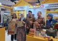 Wakil Gubernur Jawa Tengah, Taj Yasin Maimoen (tengah), didampingi Ketua Dekranasda Provinsi Jawa Tengah, Nawal Nur A (kedua kiri) mengunjungi stan UMKM Kendal di pameran Inacraft, Jakarta, Rabu, 7 Oktober 2026. (dok for Lingkarjateng.id)