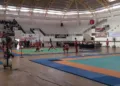 Atlet berlaga di lomba cabor tarung derajat Porprov Jateng GOR Sport Center Kendal, Selasa, 27 Oktober 2026. (Anik Kustiani/Lingkarjateng.id)