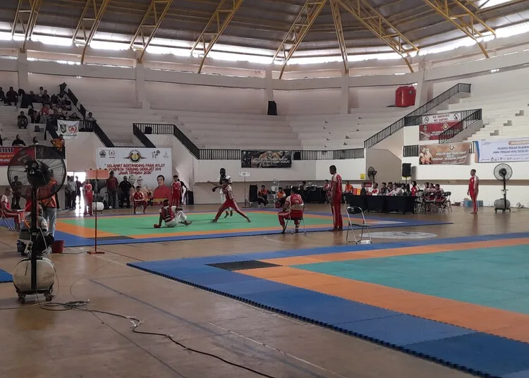 Atlet berlaga di lomba cabor tarung derajat Porprov Jateng GOR Sport Center Kendal, Selasa, 27 Oktober 2026. (Anik Kustiani/Lingkarjateng.id)