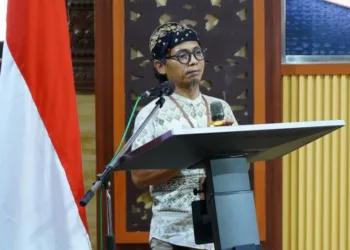 Ketua PWI Batang Ady Arfian memberikan sambutan usai dilantik di Aula Bupati Batang pada Rabu, 28 Oktober 2026. (Lingkarjateng.id)