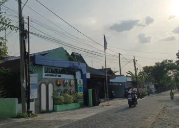 Jaringan internet di jalan lingkungan Kelurahan Mlangsen, Kecamatan Blora Kota, Kabupaten Blora. (Eko Wicaksono/Lingkarjateng.id)