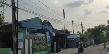 Jaringan internet di jalan lingkungan Kelurahan Mlangsen, Kecamatan Blora Kota, Kabupaten Blora. (Eko Wicaksono/Lingkarjateng.id)